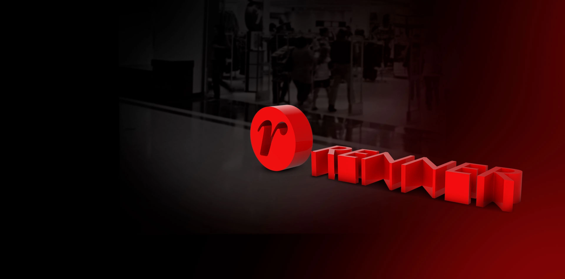 Escurecida ao fundo est� a entrada de uma loja de roupas em um shopping e � frente o logotipo da Renner, um dos muitos cases de sucesso da Fercien.